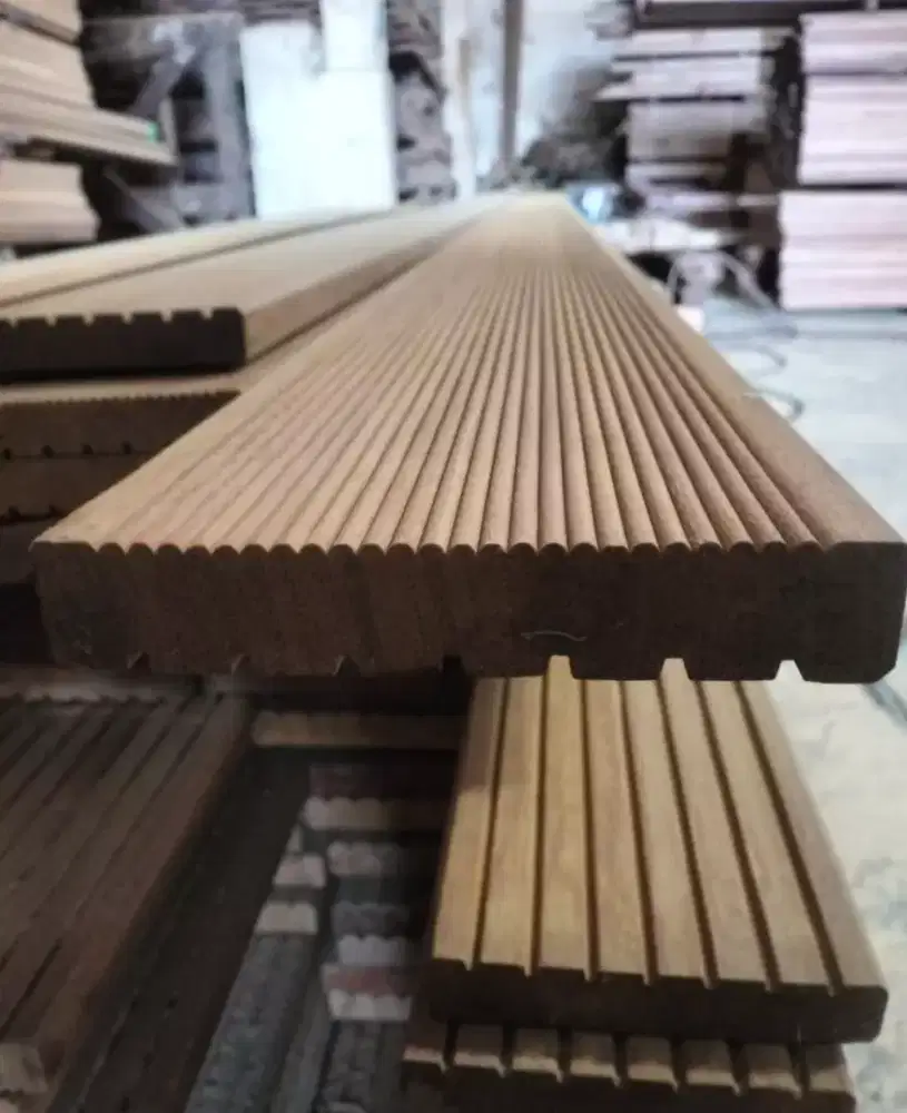 Lantai kayu damar laut bangkirai