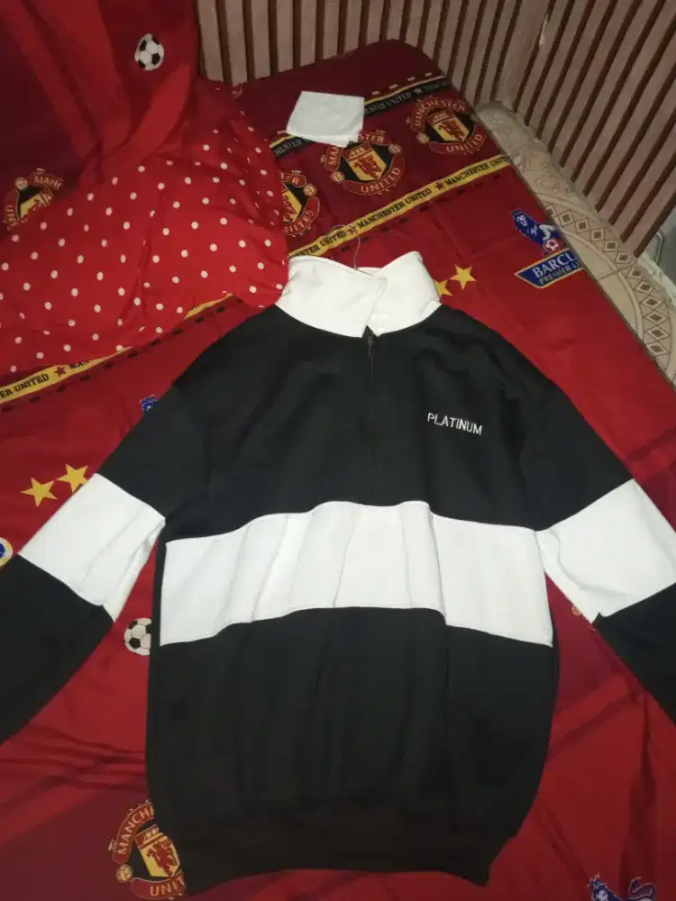 Sweeter crewneck pria ukuran L belum pernah di pakai