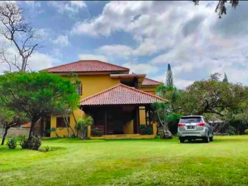 villa luas 2.050 view cakep dan kokoh persis di tengah kota batu selangkah balai kota dan alun alun. dekat semua wisata dan lingkungan sangat tenang fi jl melati songgokerto batu