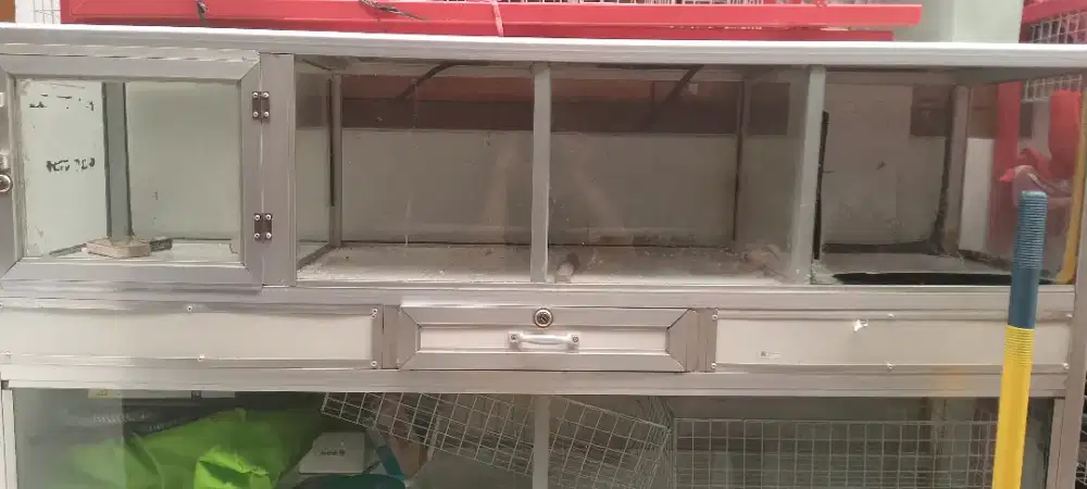 Etalase rokok dan beras