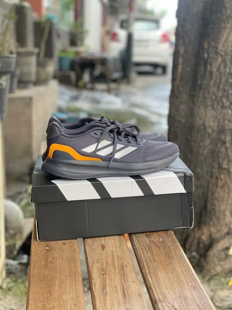 Sepatu running adidas