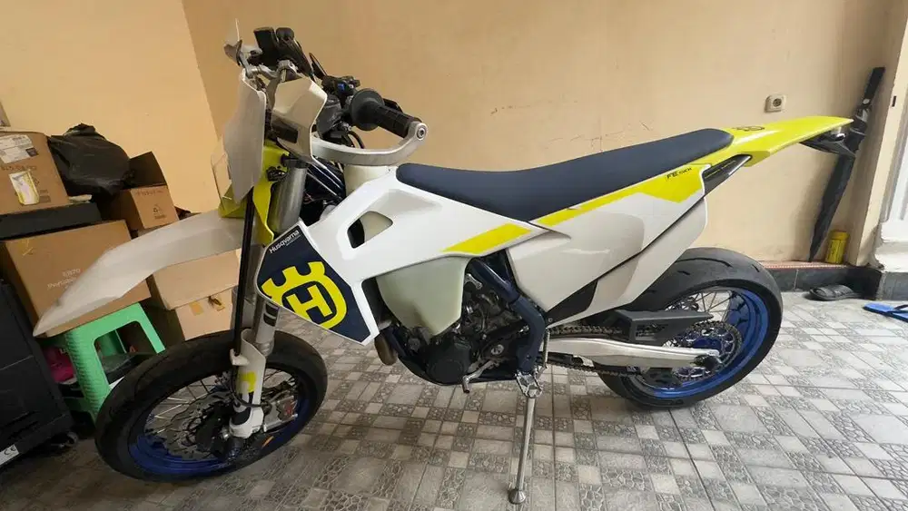 HUSQVARNA FE 501 SUPERMOTO – FULL AKRAPOVIC, BREMBO, RARE BUILD! NEGO!
