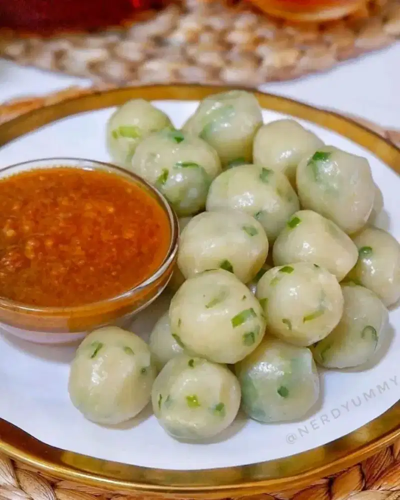 Karyawan cilok keliling