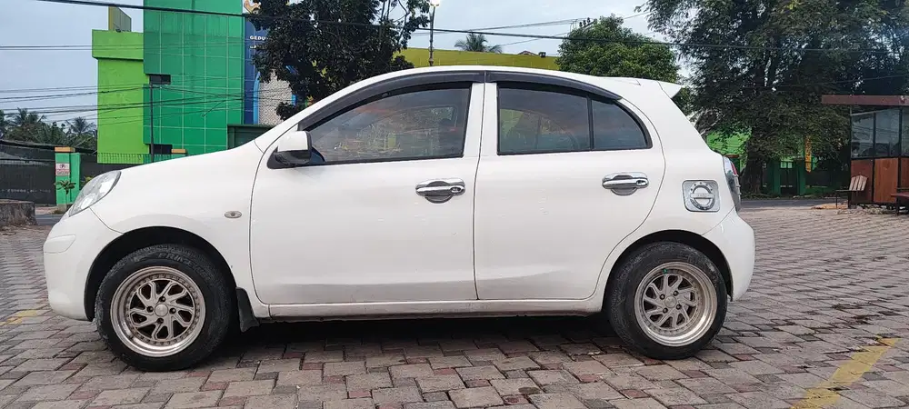 Nissan March 2011 Bensin