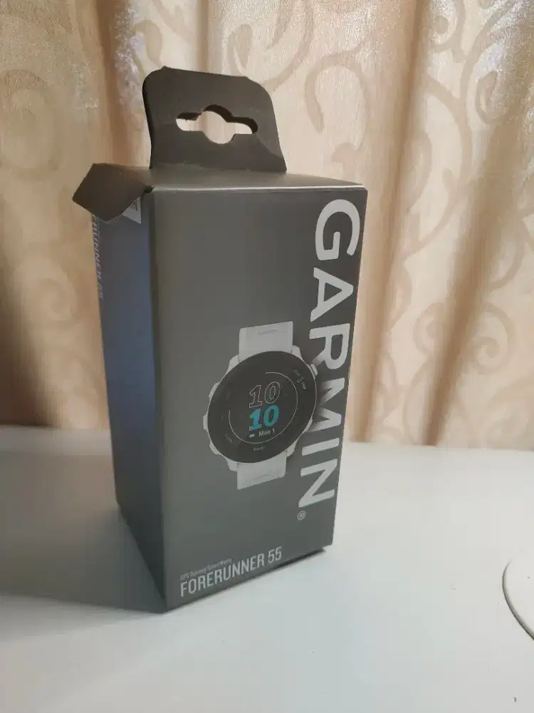 Dijual GPS Running Smart Watch, type ForeRunner 55 warna putih, mulus