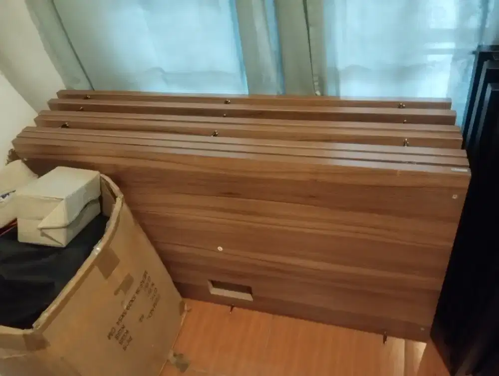 Meja kerja staff kantor / informa