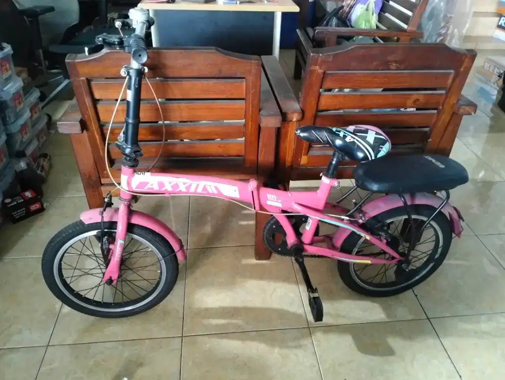 Sepeda lipat warna pink
