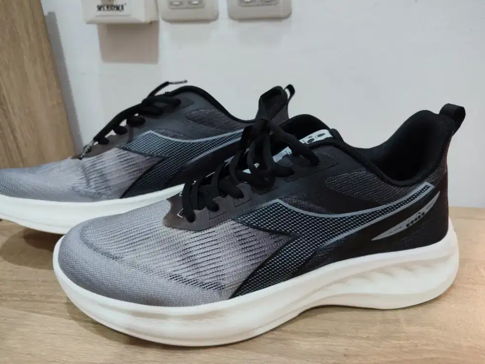 Diadora Muziano Running Sz 44 Like New