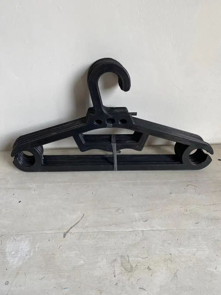 Gantungan baju hitam