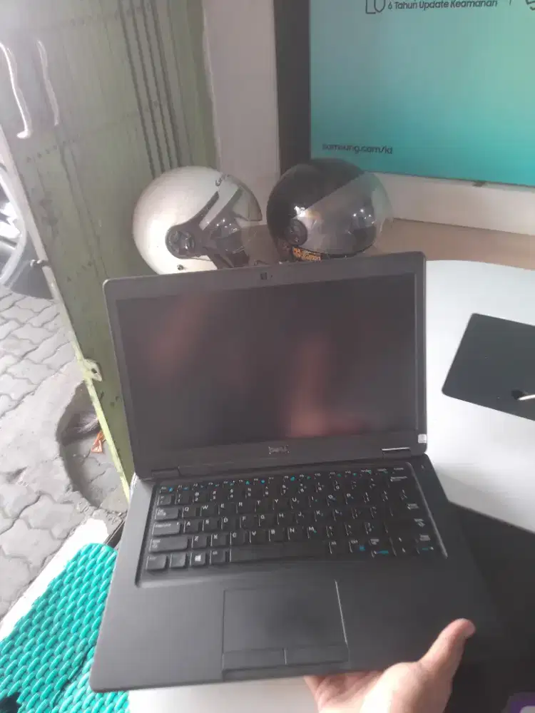 JUAL MURAH LAPTOP DELL SPEFIKASI GAHAR RAM 8GB SSD255GB LAGI BUTUHUANG