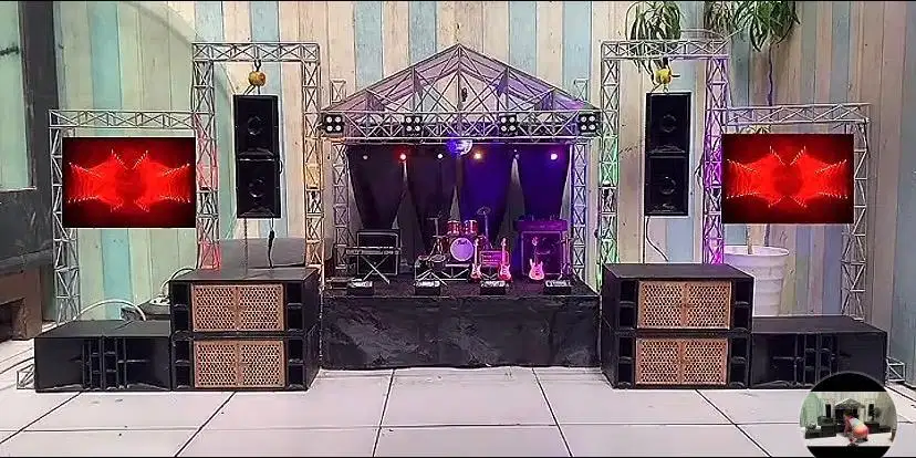 Miniatur panggung dan sound system