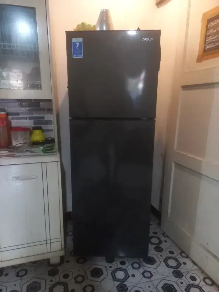 Kulkas 2 pintu dijual murah merk Aqua