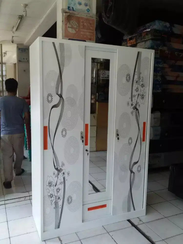 Lemari besi 3 pintu