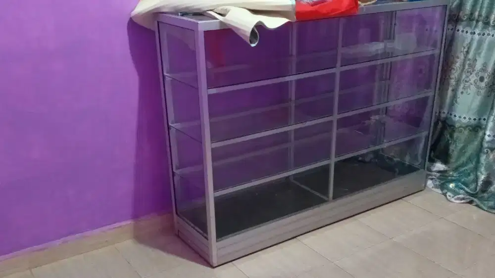 Etalase kaca toko