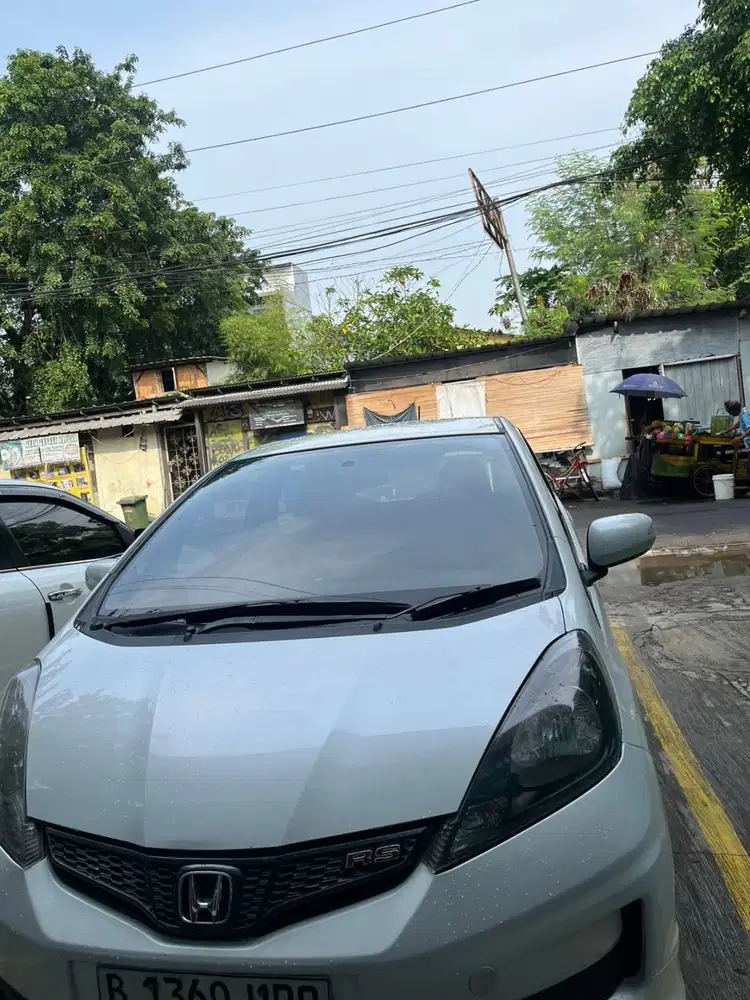 Honda Jazz putih jual cepat
