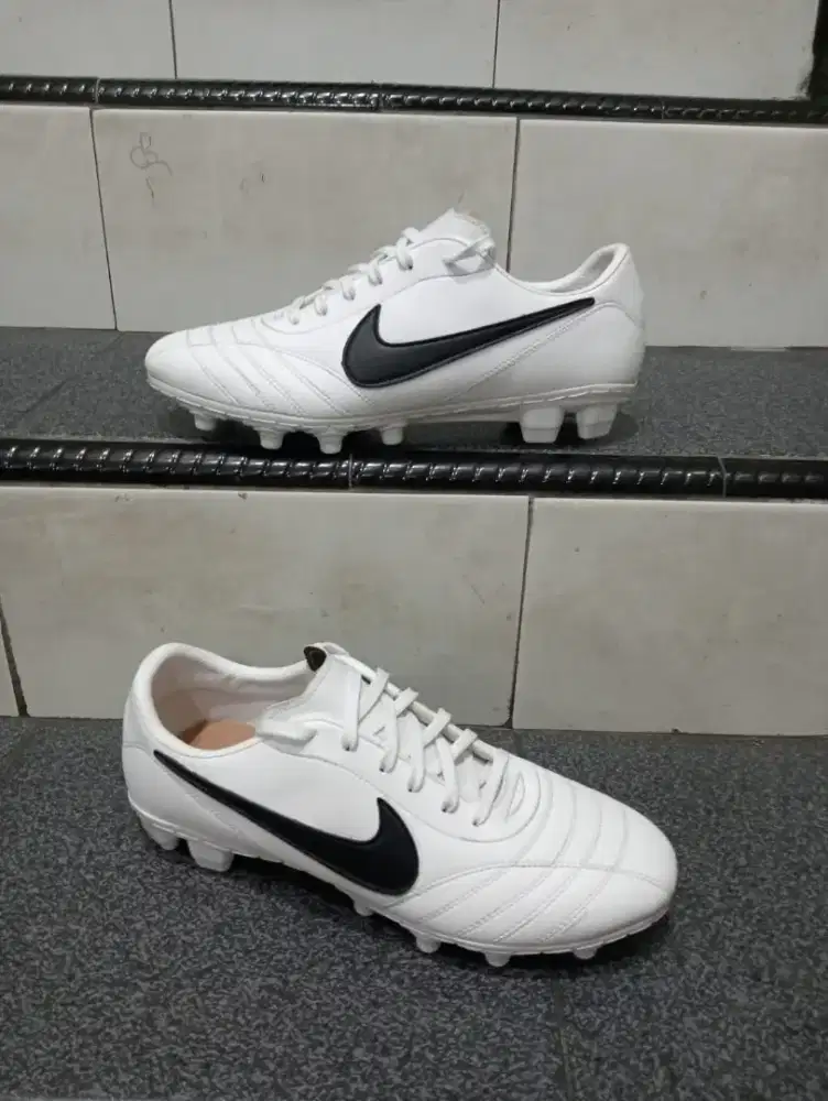 Sepatu bola insole jahitan