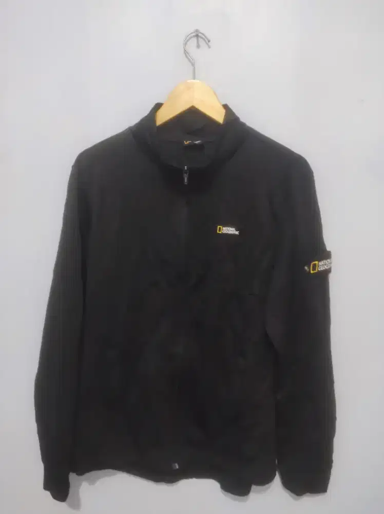 National geografic tracktop jacket ukuran L kondisi seperti baru