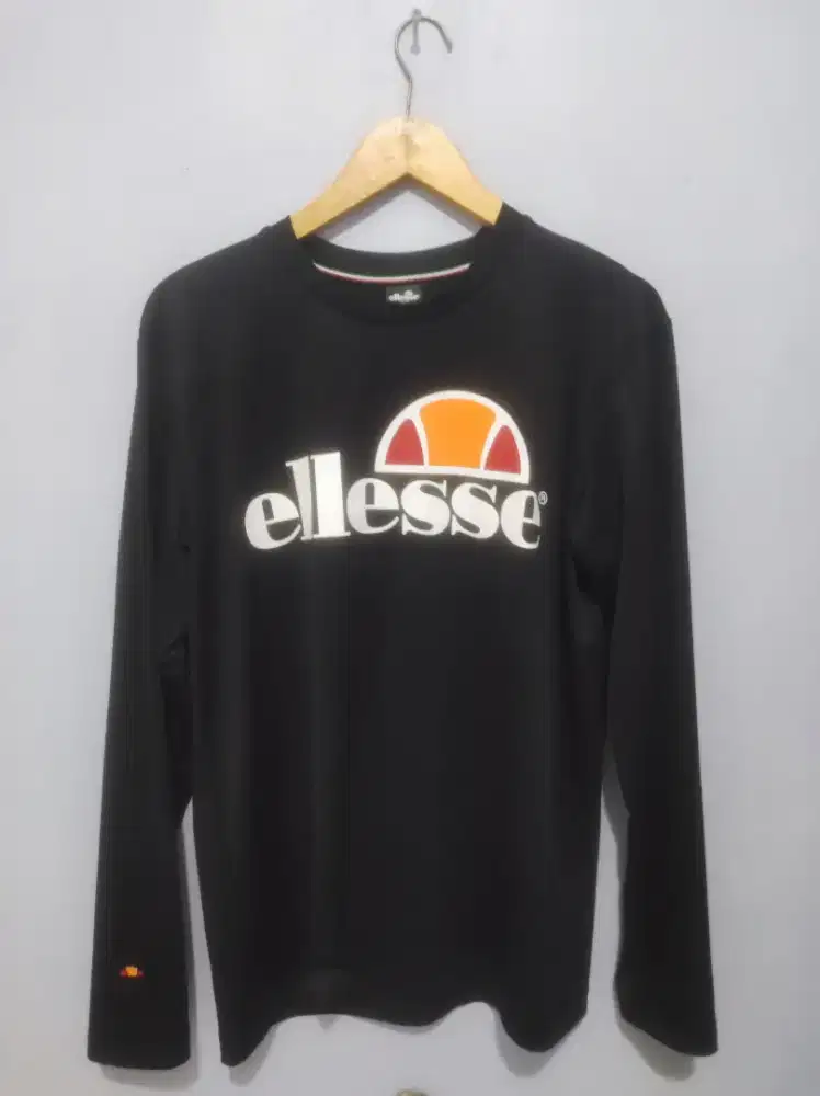 Longslevee ellese Italia ukuran L warna hitam pekat L warna pekat