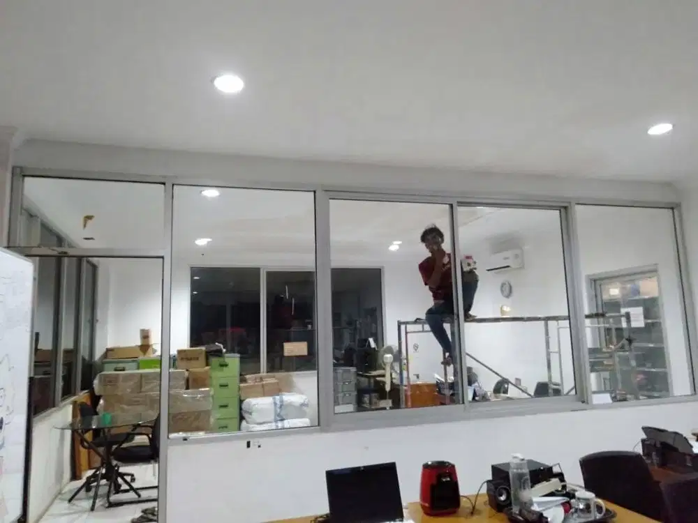 Pasang Partisi - Plafon Gypsum KUSEN ALUMINIUM + Jendela Alumunium Cat