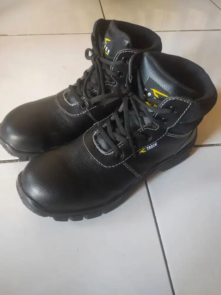 Sepatu safety kerja lapangan/pabrik