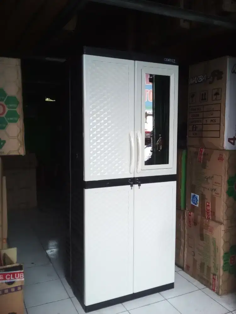 Lemari plastik gantung