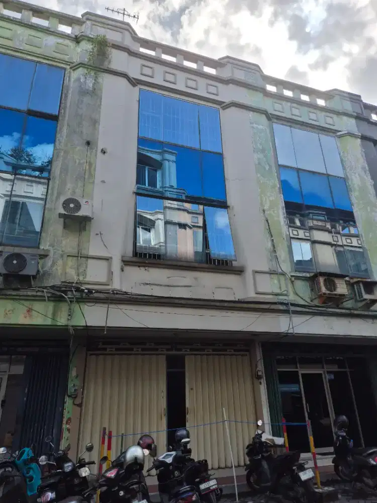 Disewakan ruko klampis megah 3 lantai strategis