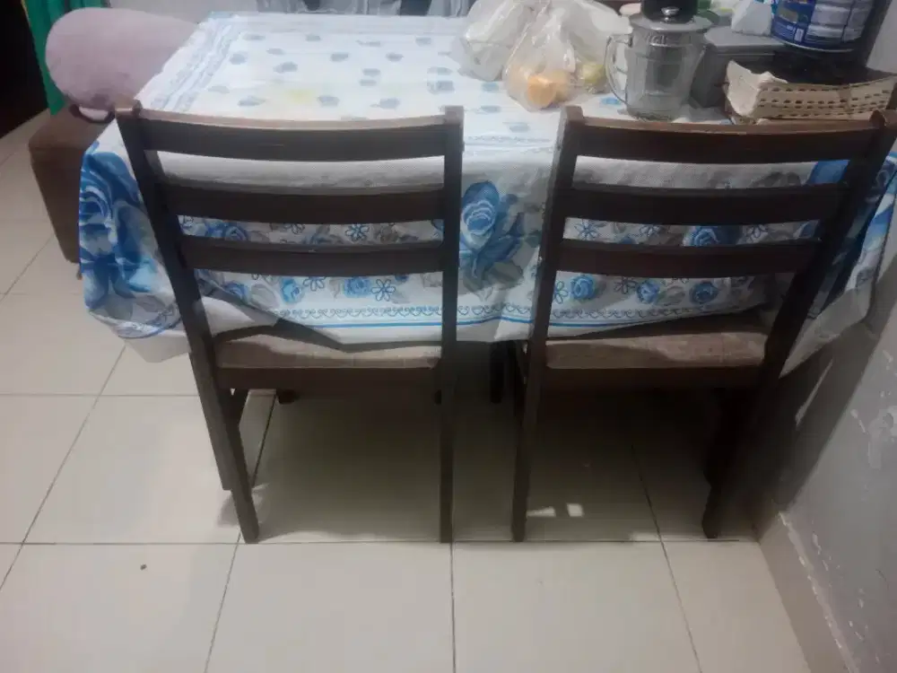 Meja makan ninimalis