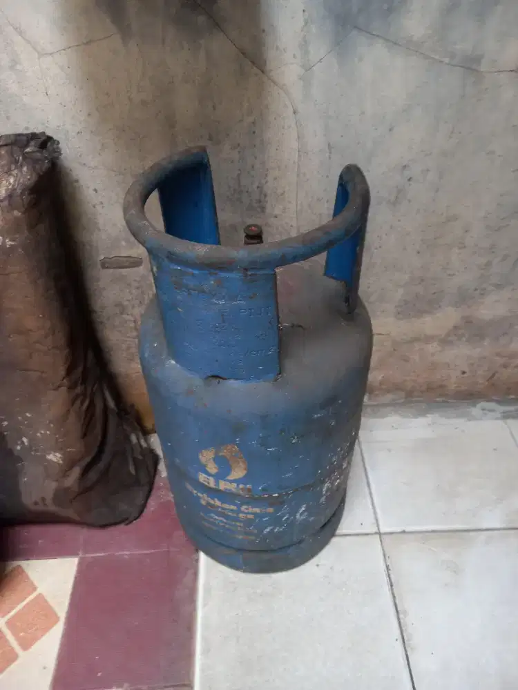 Gas elpiji 12 kg dan galon aqua