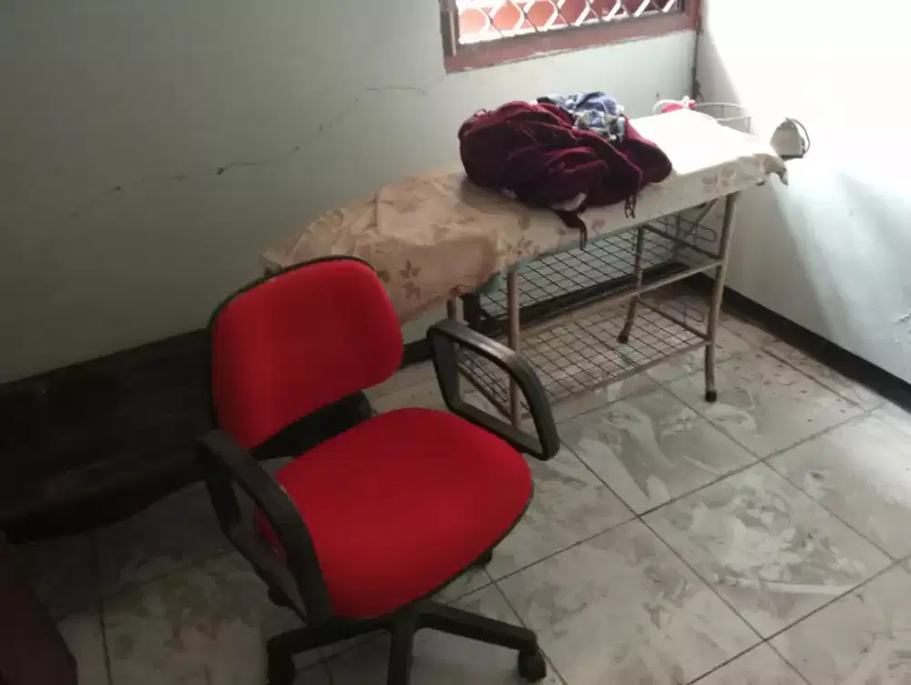 Meja setrika dan bangku kantor