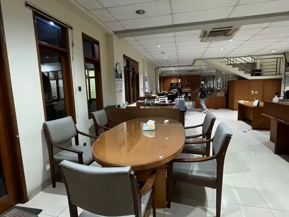Gedung Kantor 3 Lantai Luas Siap Huni, Memiliki Total 21 Ruangan, Lift Barang, Parking Area di Cihapit, Kota Bandung