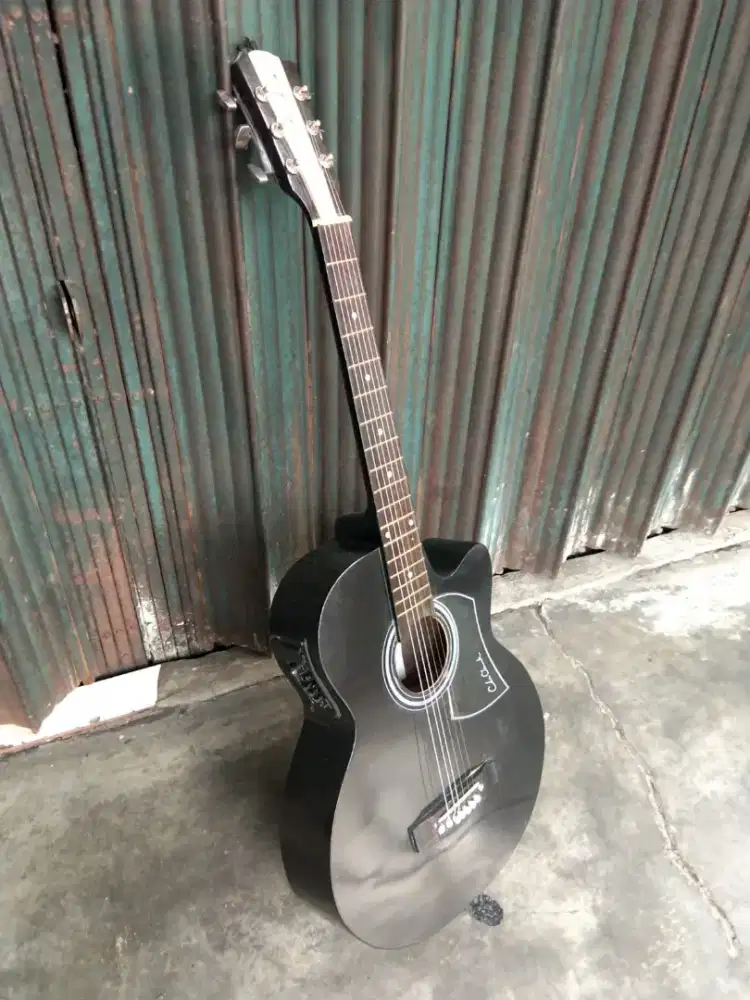 Gitar akustik elektrik colecrak