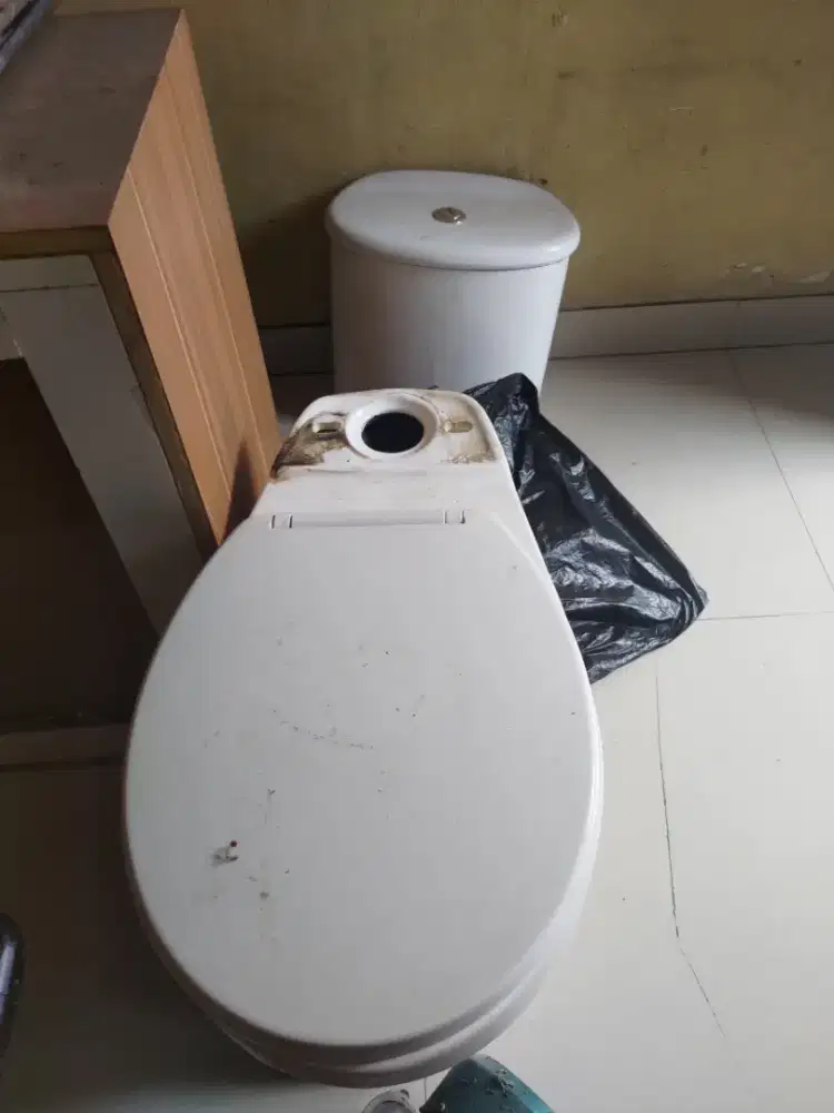 Di Jual: Toren Air 520 Liter, Toilet Duduk, Semi Jet Pump San Ei.