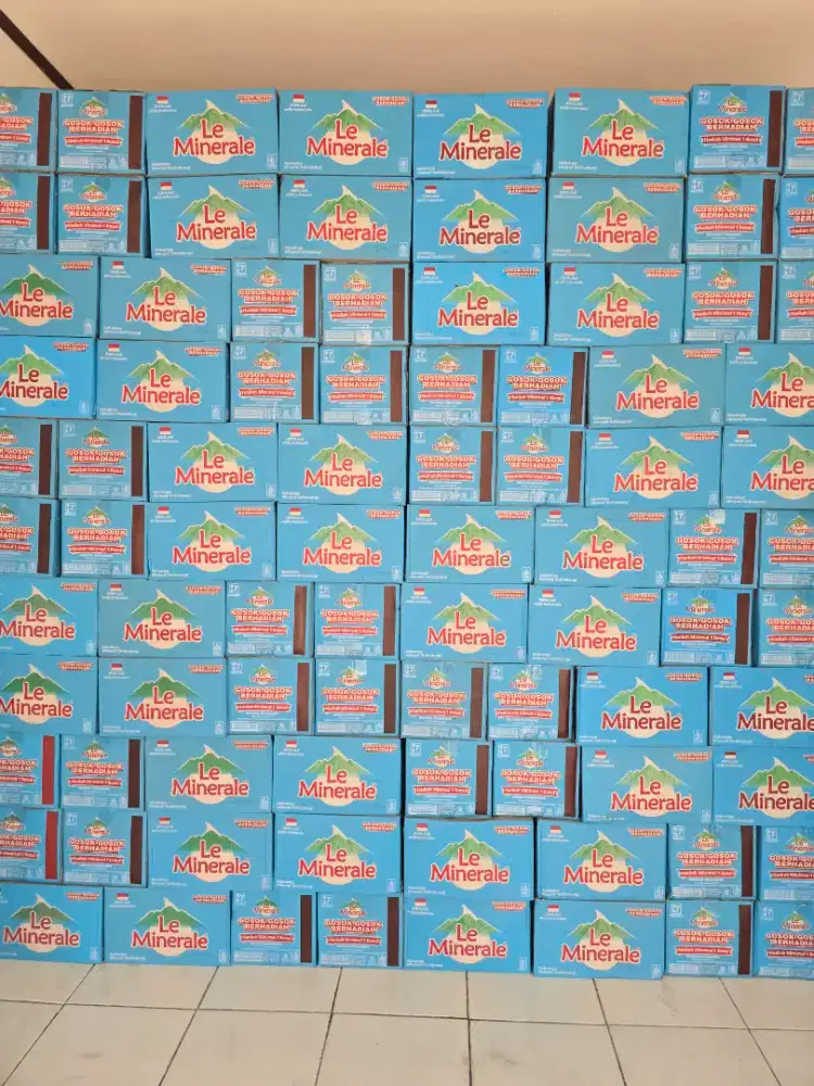 Karyawan agen miniman kemasan