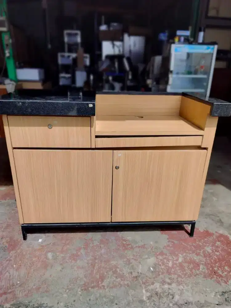 Meja kasir
 P120 L50 T90
Bahan multiplek
Kaki besi
Granit (batu alam)
