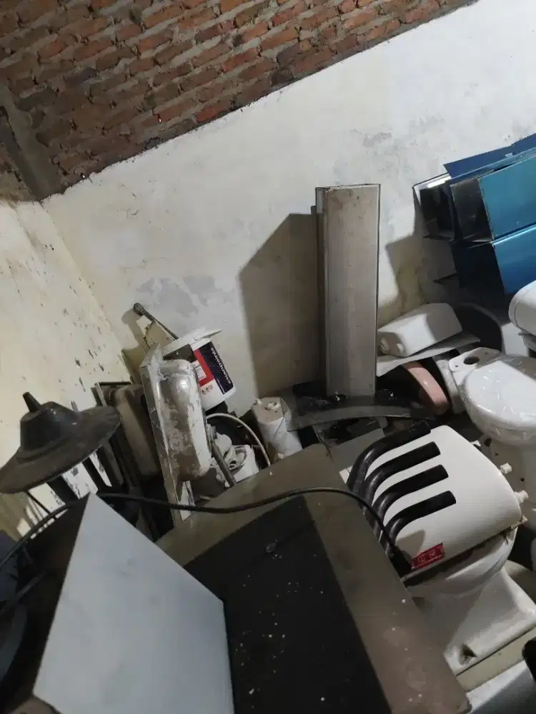 Mereima barang bekas bongkaran rumah/hotel