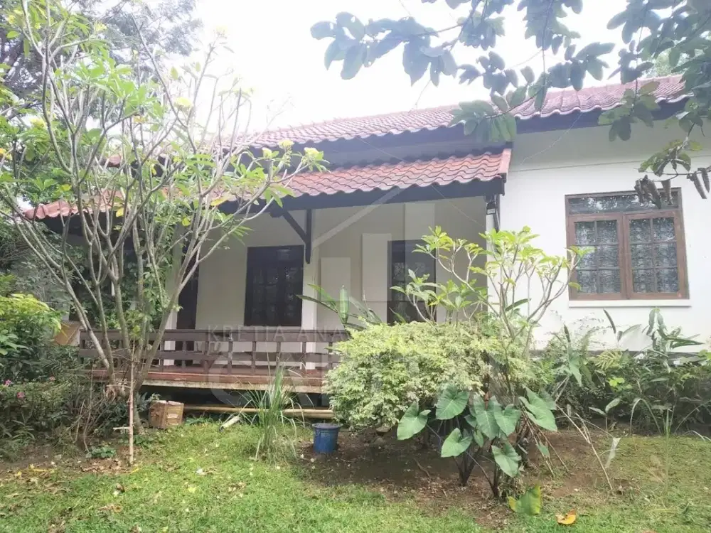 RUMAH HOEK DENGAN LOKASI PREMIUM STRATEGIS DAN LINGKUNGAN NYAMAN ASRI DI TUBAGUS ISMAIL SAYAP DAGO BANDUNG