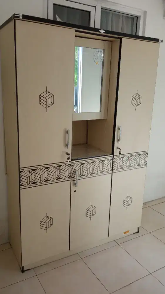 Lemari Pakaian Pribadi