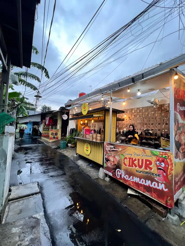 Koki dan Waitress Kedai Seblak