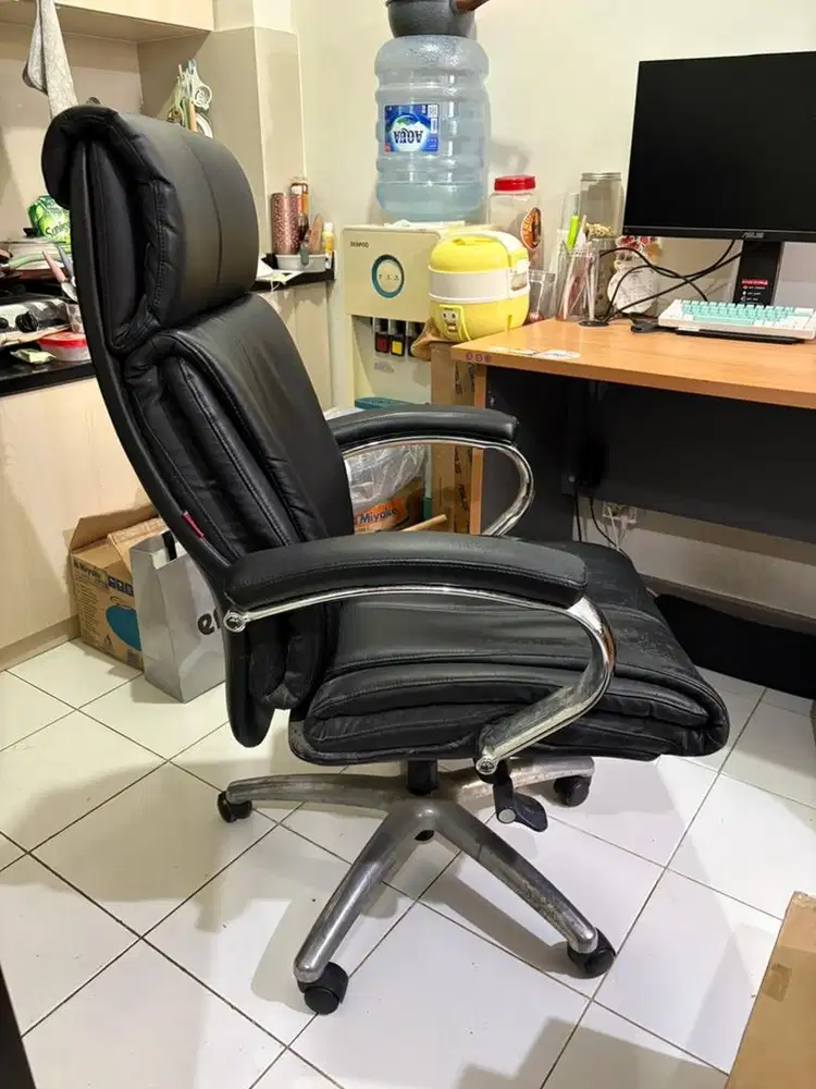 Meja Kerja Kantor dan Kursi Kantor Kulit + Kursi Kantor Mesh