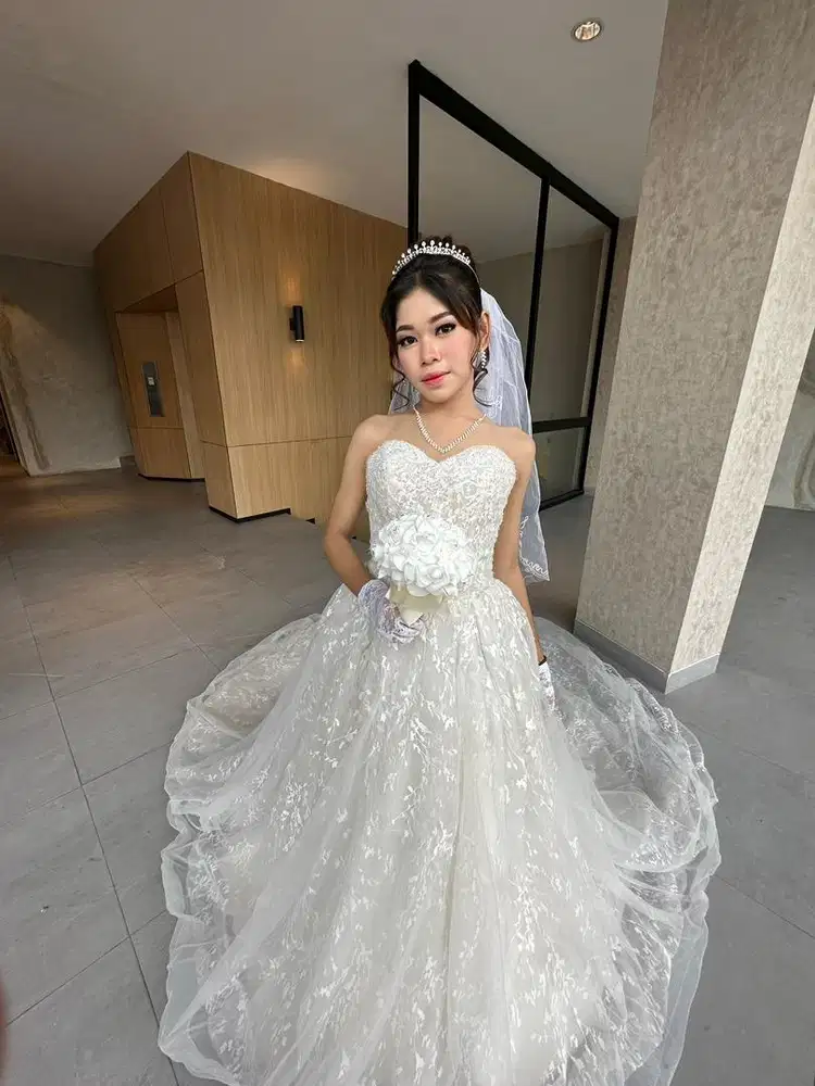 Gown wedding putih prenium di buat oleh Desainer gown