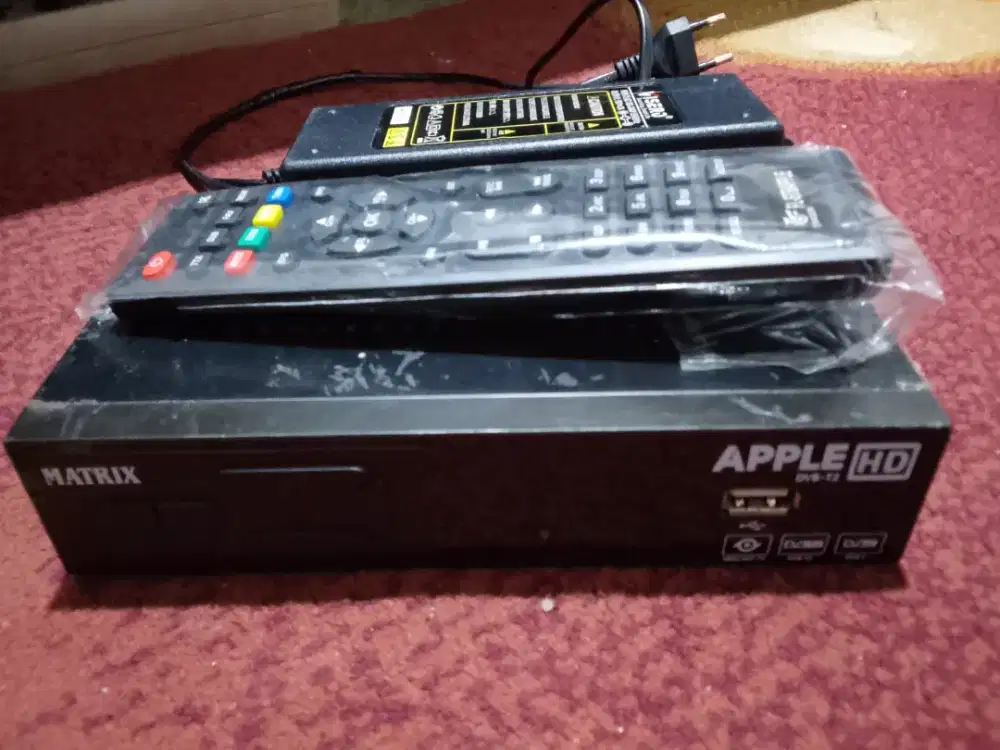 Dua buah set top box rusak