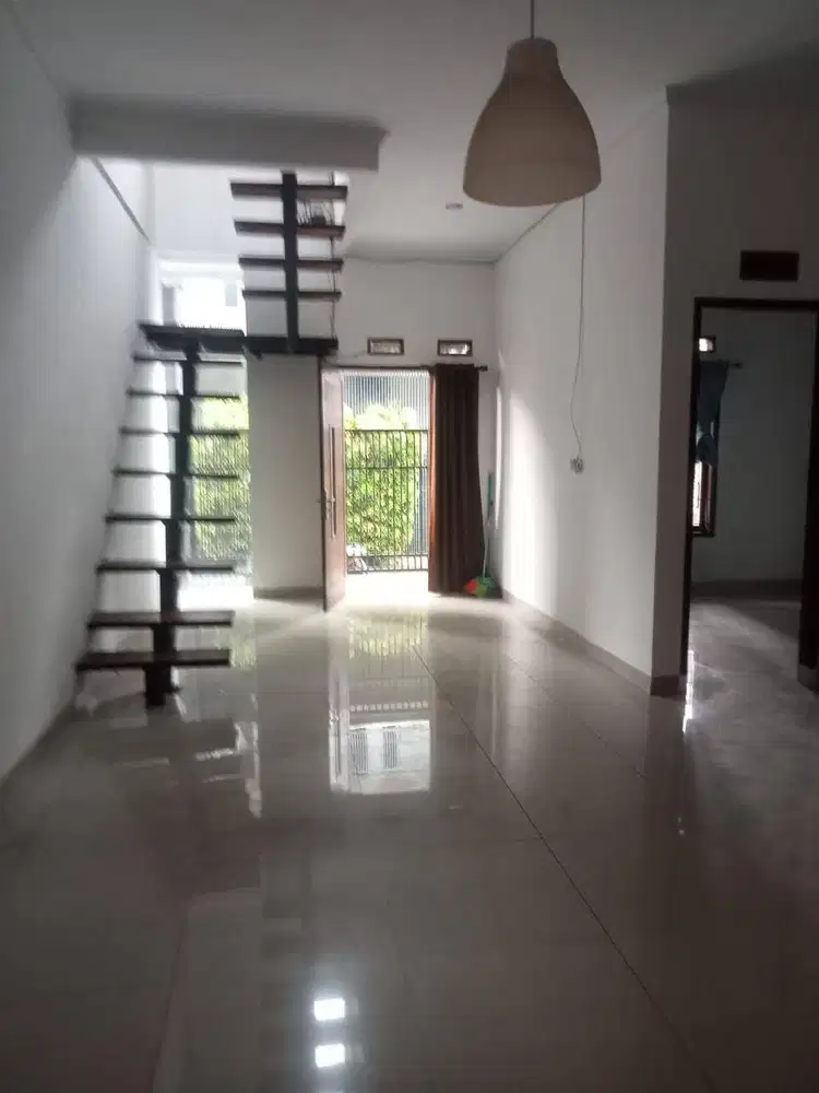 Disewakan Rumah 2 Lantai di Komplek Buah Batu Bandung