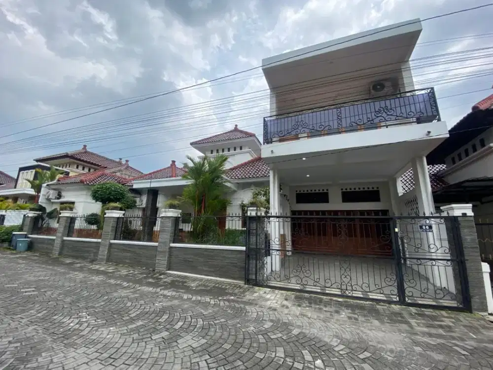 DIJUAL RUMAH MEWAH SUPER LUAS BANGET NASIONALIS DEKAT DENGAN SEGALA FASUM DI TAJEM