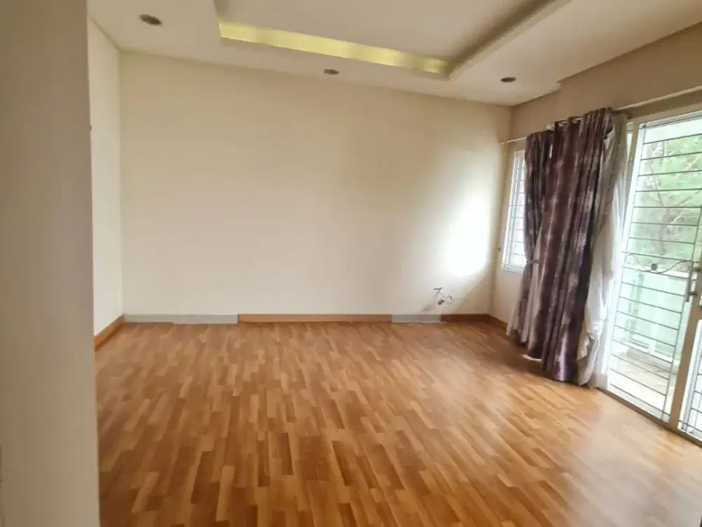 Dijual Rumah di Green Lake City, Lt.10x18m2, Sudah SHM, 4+1 KT