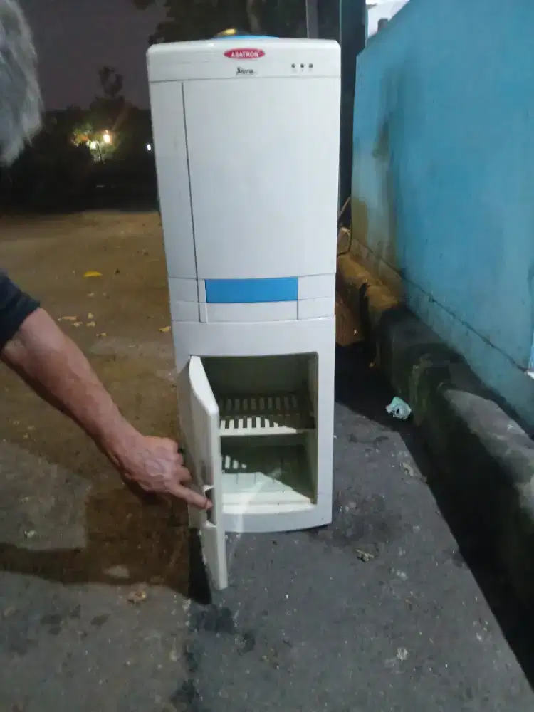 Dispenser tinggi panas dan dingin