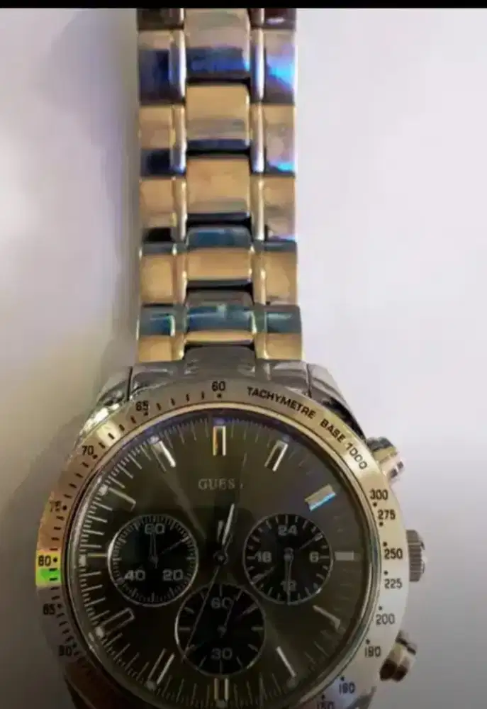 Jam tangan pria Guess strap stainless steel tampilan modis dan kokoh