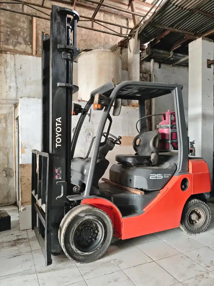 Dijual Forklift Toyota 2.5 Ton Bahan Bakar Gas (LPG)
