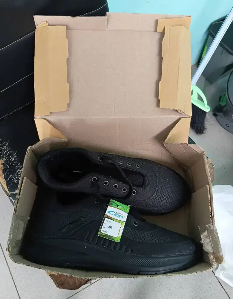 sepatu sekolah hitam