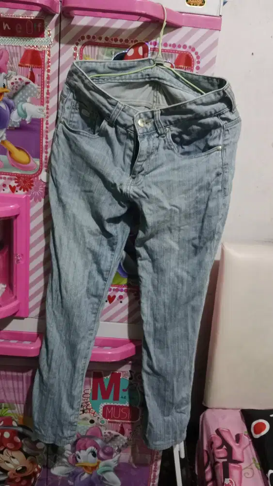 2 jeans original brand guess warna biru muda & hitam