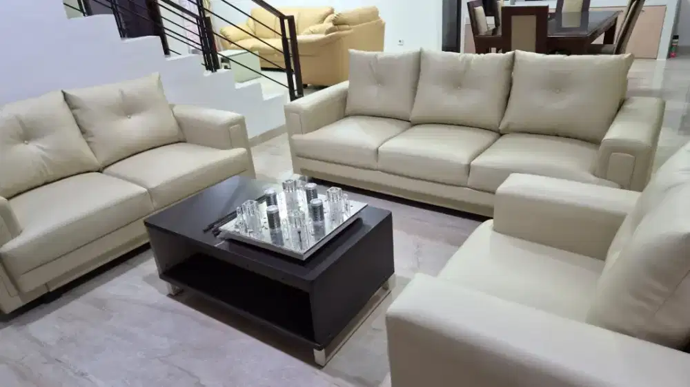 Dijual Sofa lengkap dgn meja nya